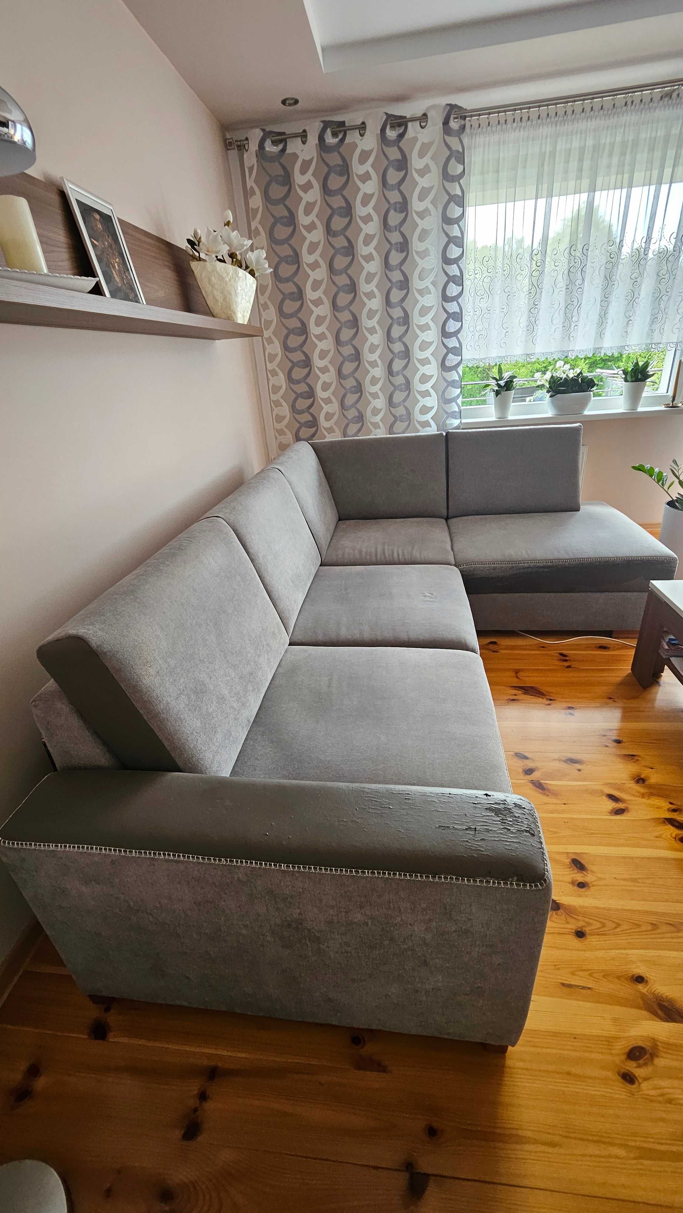 Sofa narożna z funkcją spania.