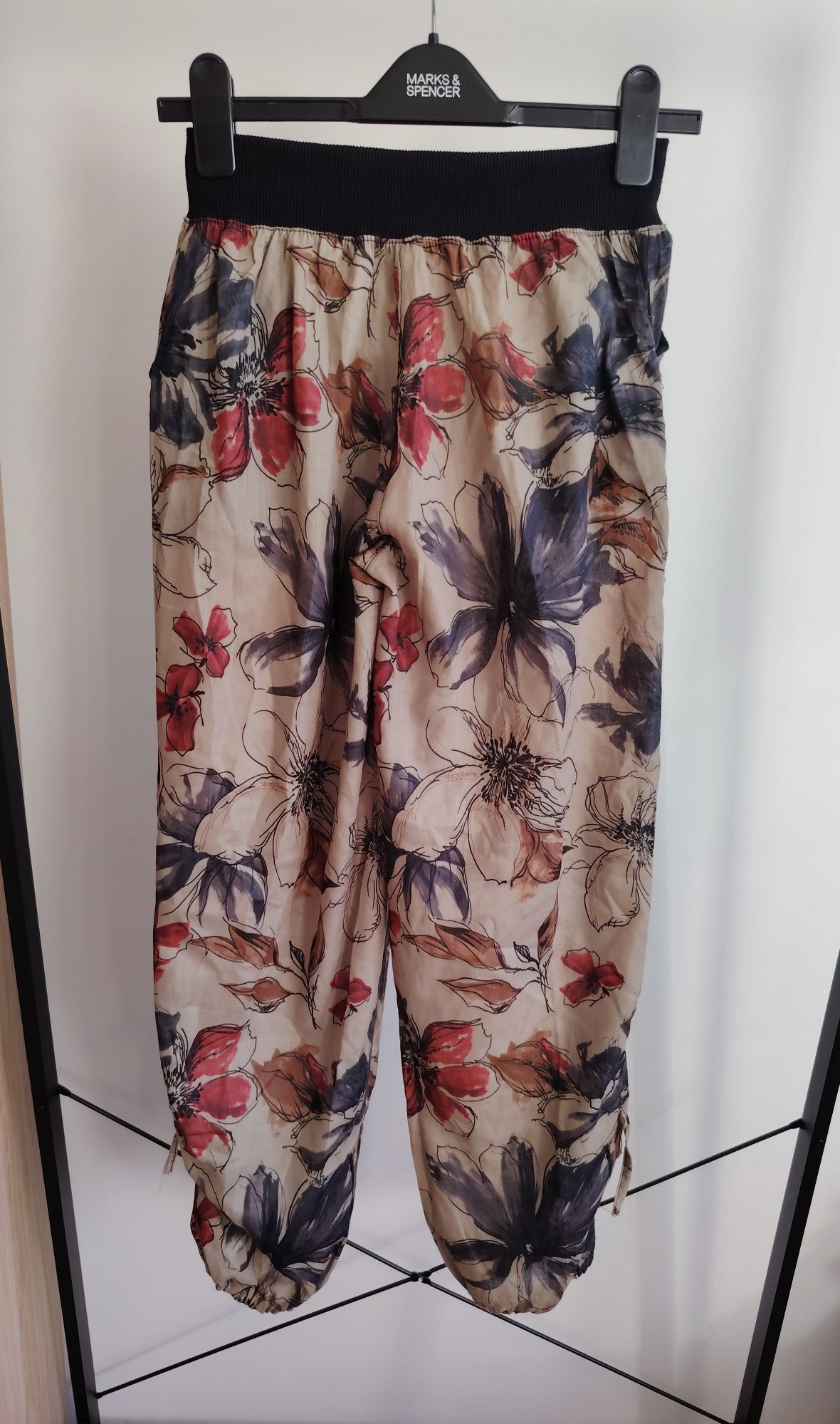 Wild Girl spodnie khaki kolorowe kwiaty M