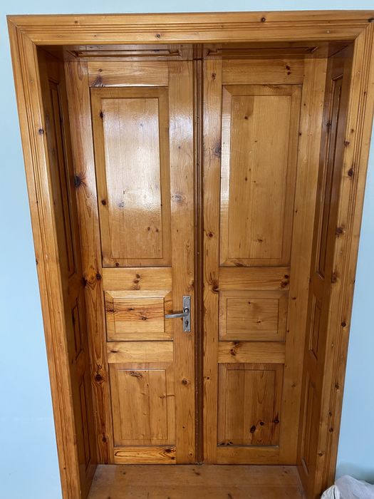 Двері двойні.