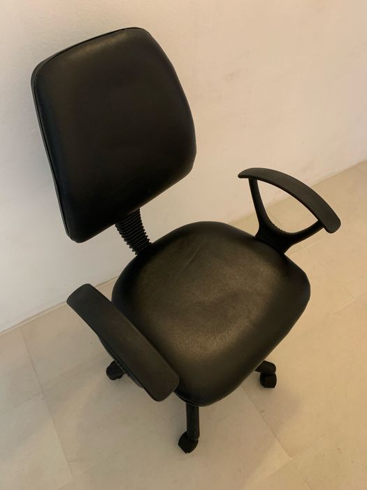 Cadeira de escritório com apoio de braços e elevador