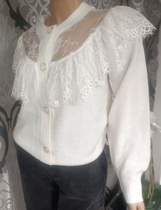 GD Golden Days kremowy sweter zapinany z koronką