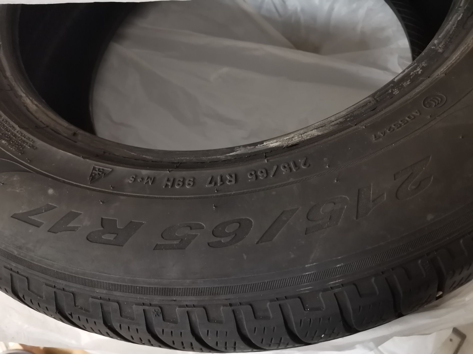 Зимова гума 215/65 R 17