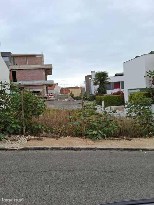 Terreno Urbano com Projeto Aprovado: Crie a Casa dos Seus Sonhos num A