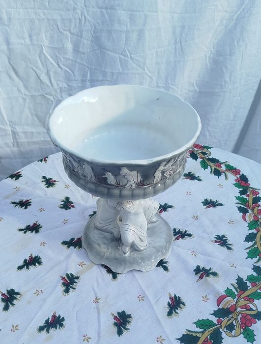 Taça decorativa em porcelana com relevo de querubins