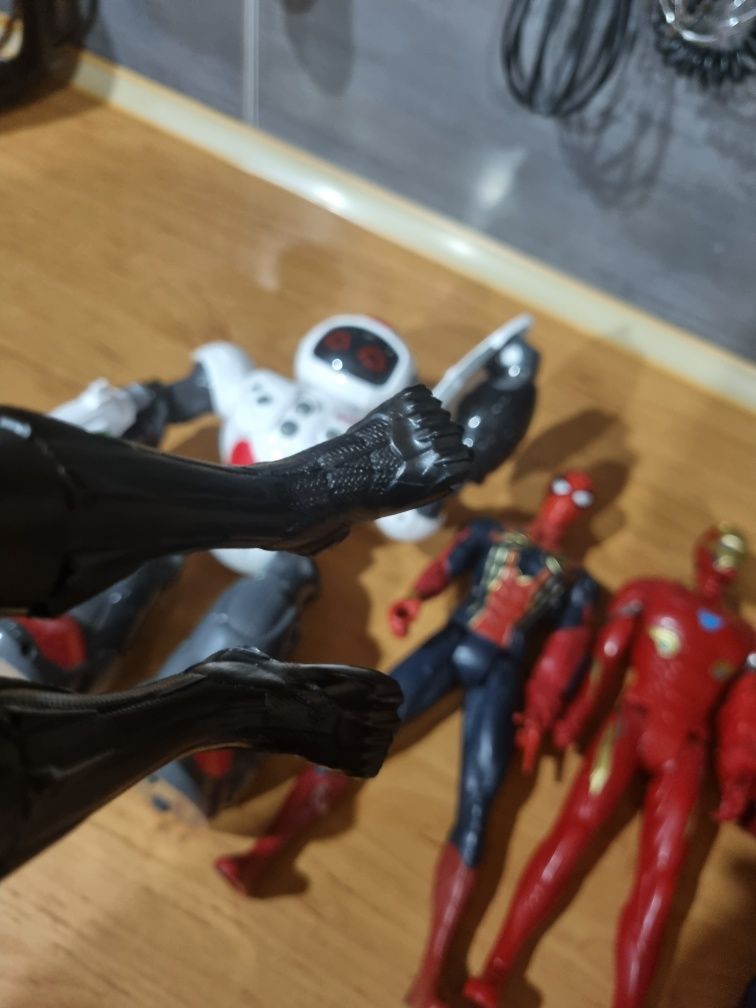 Superbohaterowie Spiderman Ironman Pantera Kapitam Ameryka robot