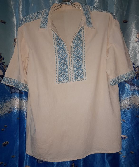 Вишиванка вишита хрестиком з льняної тканини і дитяча маленька.