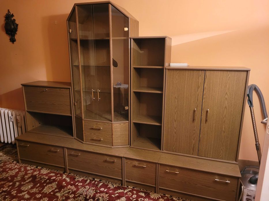 Regał z witrynką przeszkloną