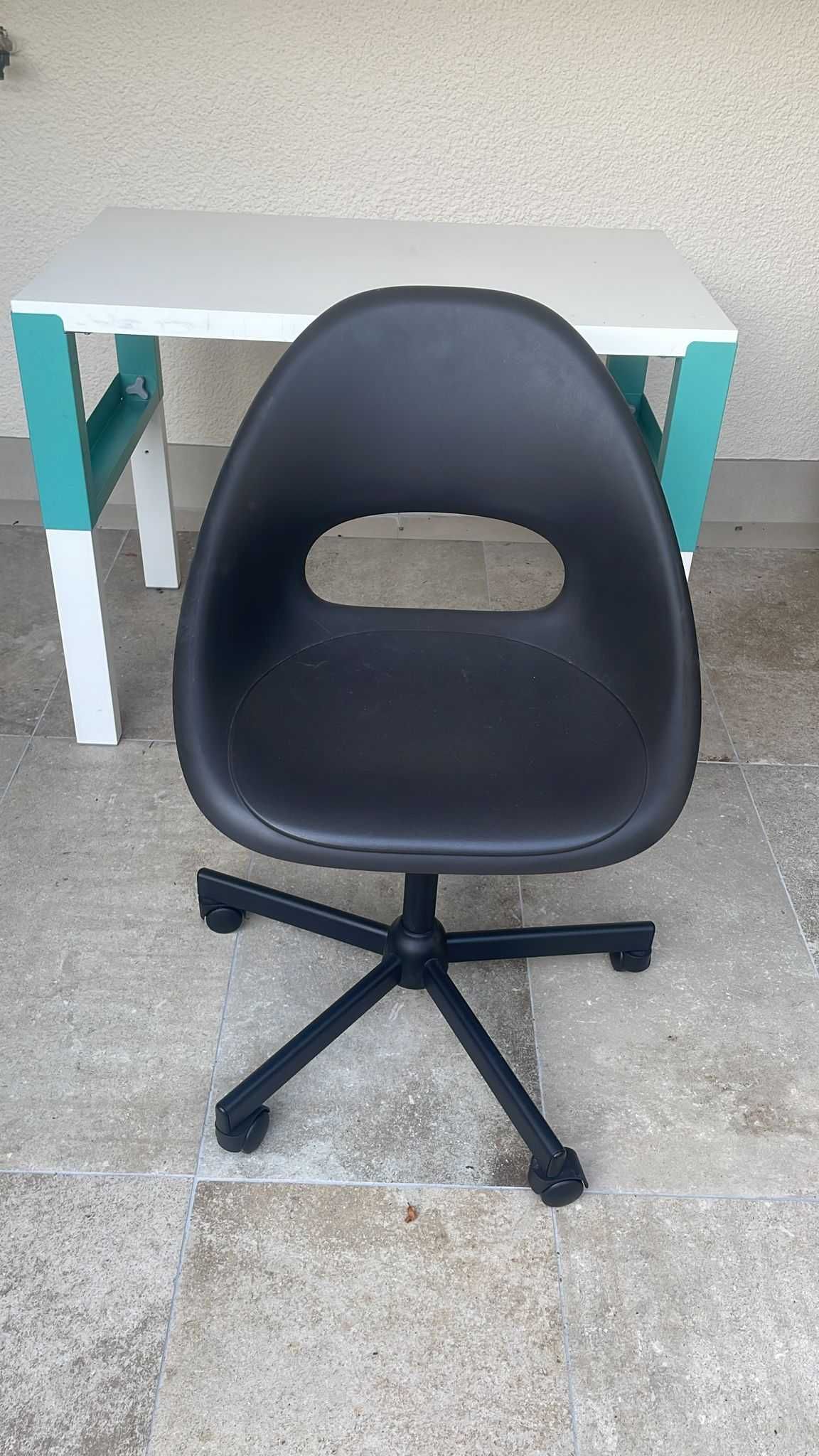 Biurko i krzesło obrotowe dla dziecka Ikea