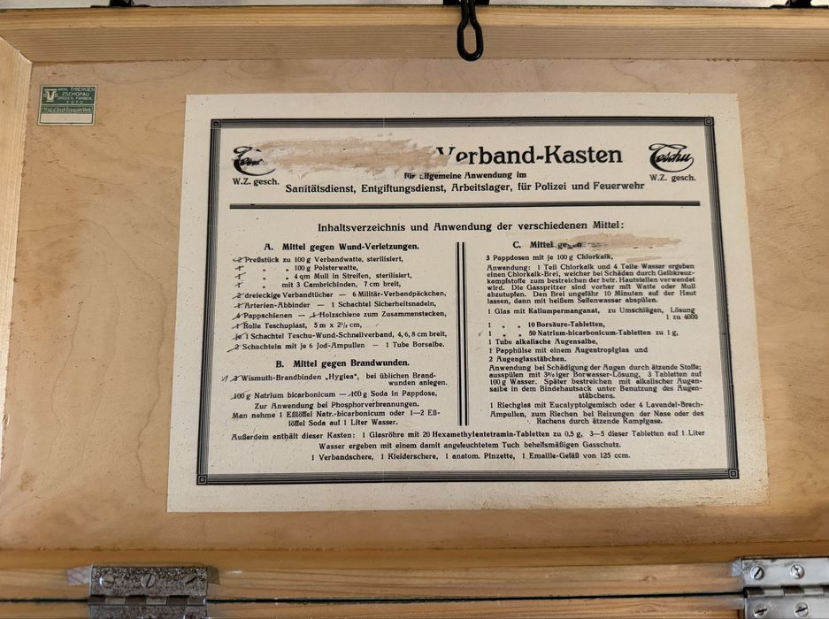 Kompletna, w pięknym stanie apteczka niemiecka z okresu przedwojennego