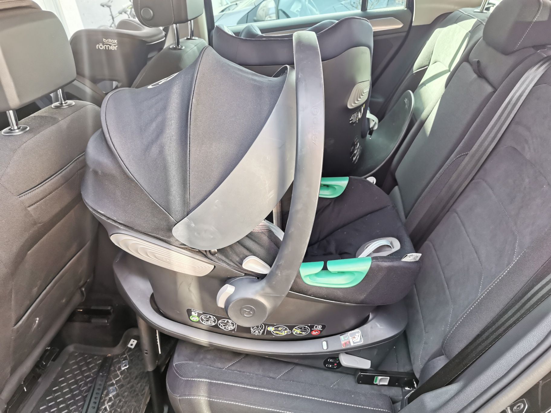 Fotelik Nosidełko Cybex Aton s2 i size moon black z bazą