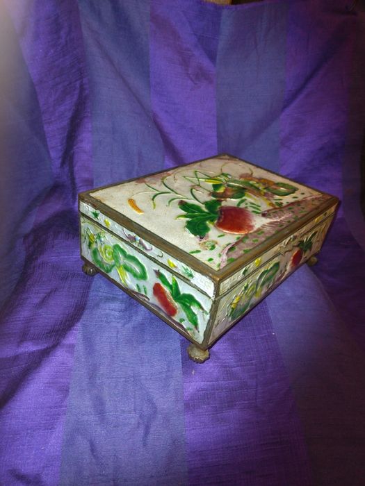 Caixa de musica antiga  mecanica   em esmalte assinada