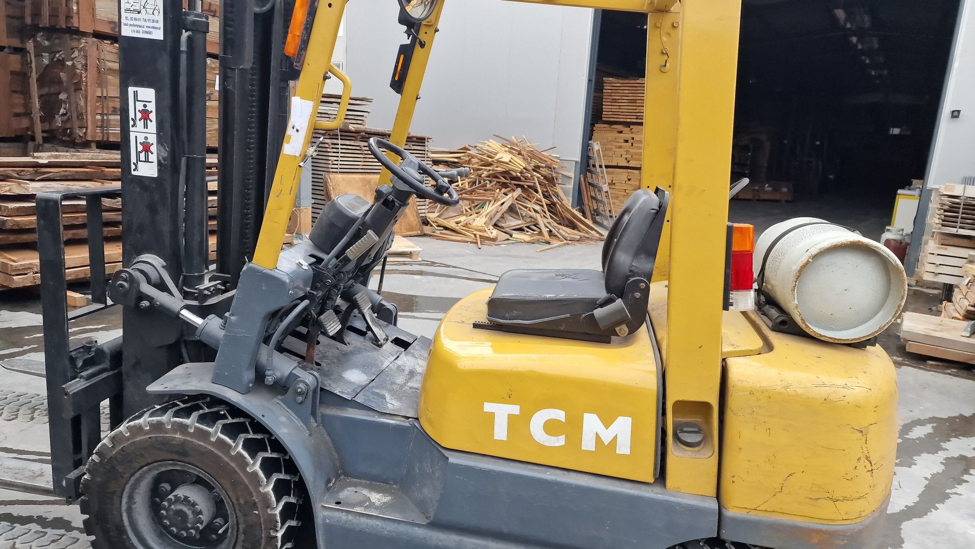 Empilhador a gaz de 2 mil kilos deslocamento torre dupla