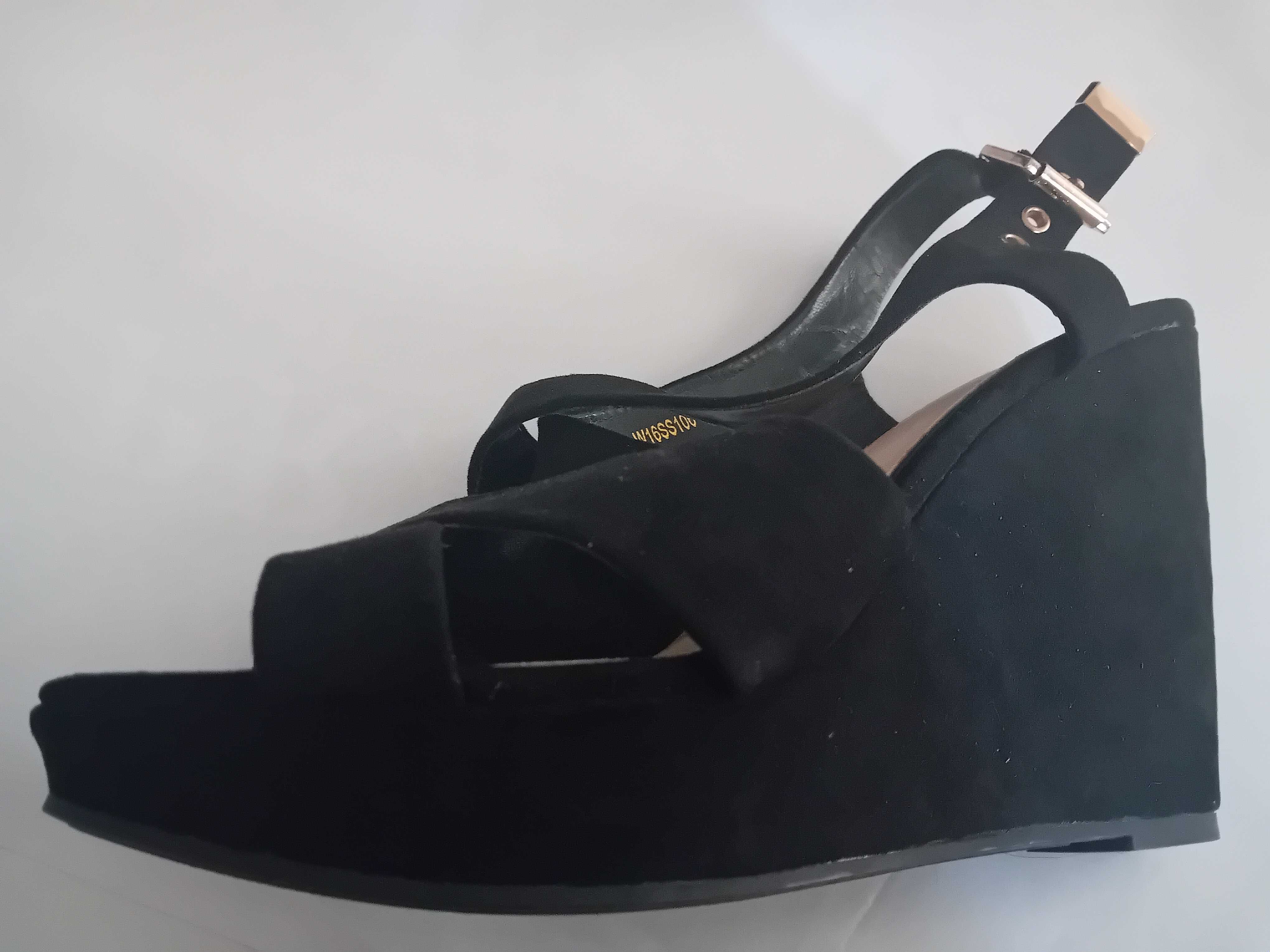 Buty nowe na wysokiej koturnie czarne
