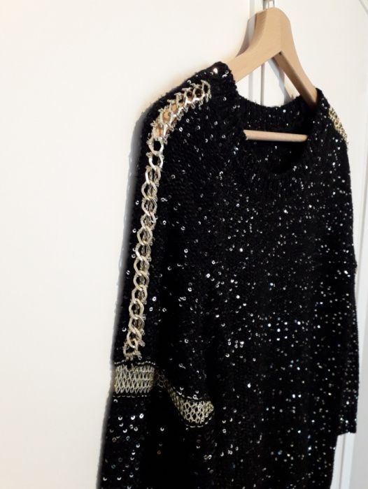 Camisola com lantejoulas e detalhes dourados