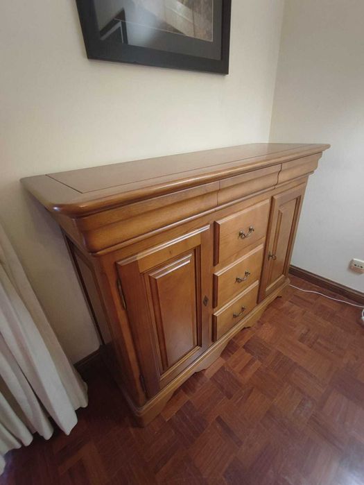 Aparador estilo clássico da Móveis Gaspares em ótimo estado