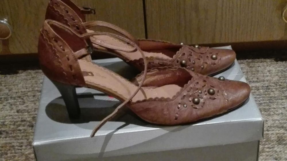 Pantofle damskie na obcasie r. 40
