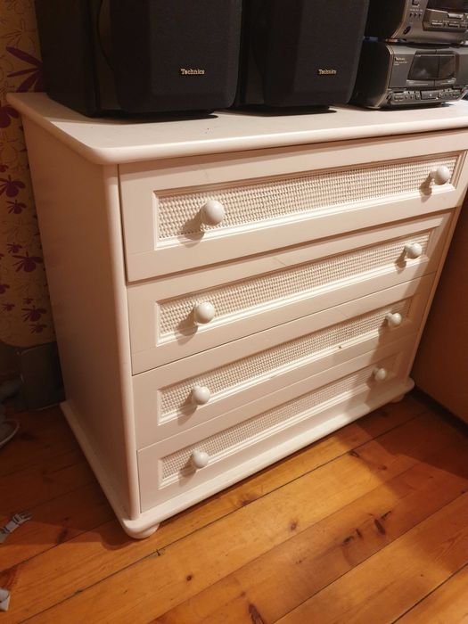 Komody, kominek, łóżko drewniane biały lakier.