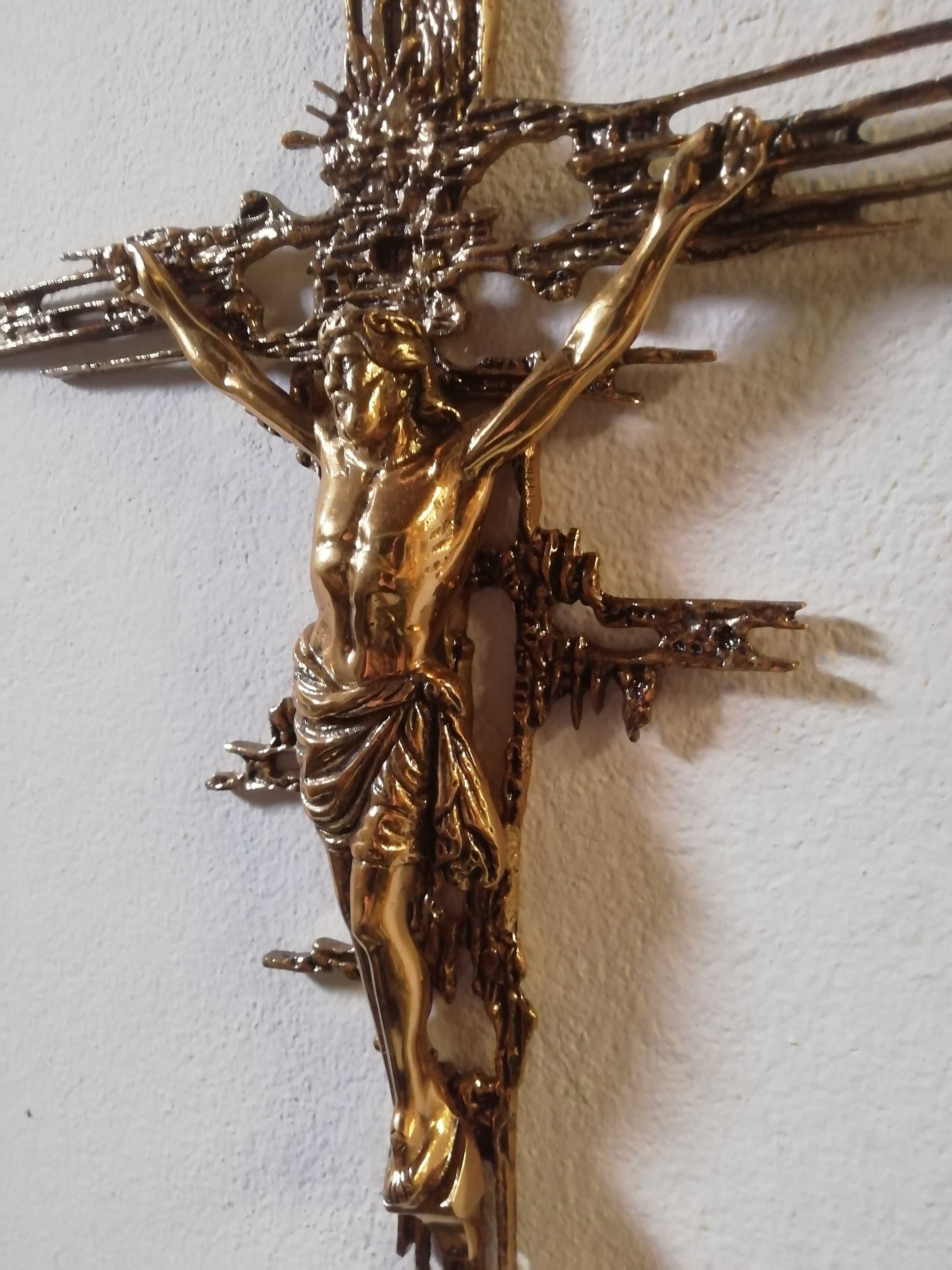 Cruxifixo em latão