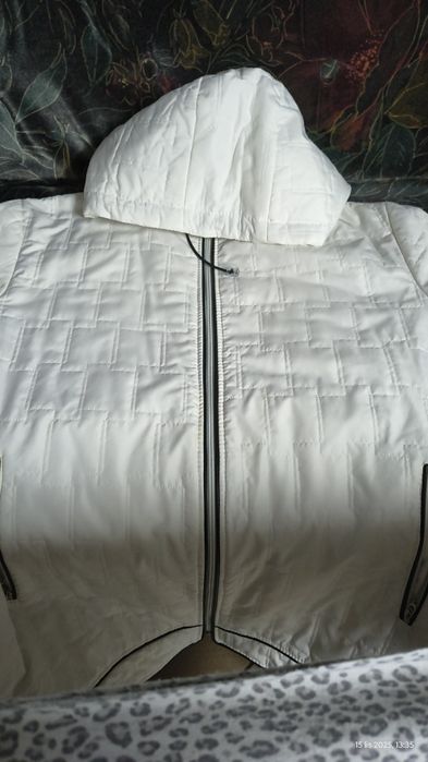 Śliczna biała kurtka