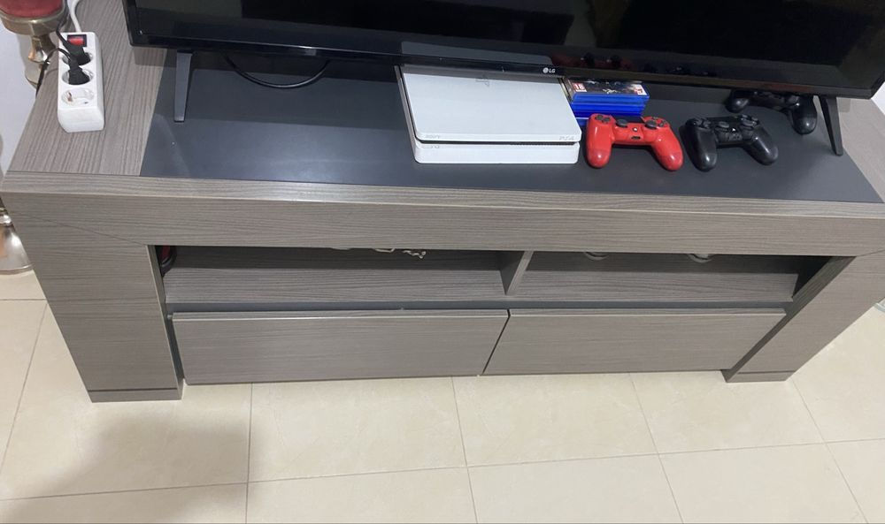 Venho 4 Artigos de mobilia em bom estado