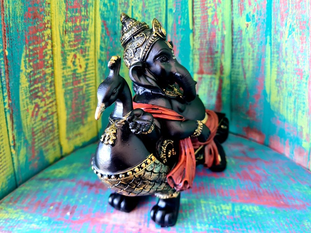 Ganesha em banco de pavão