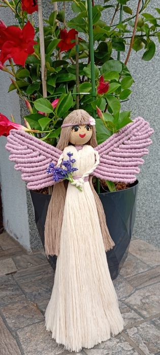 Duży stojący anioł.