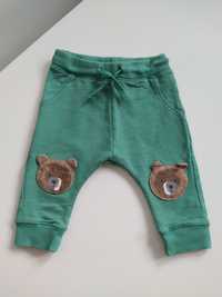 Bawełniane spodnie dresowe chłopięce zielone z misiem Lindex rr 62