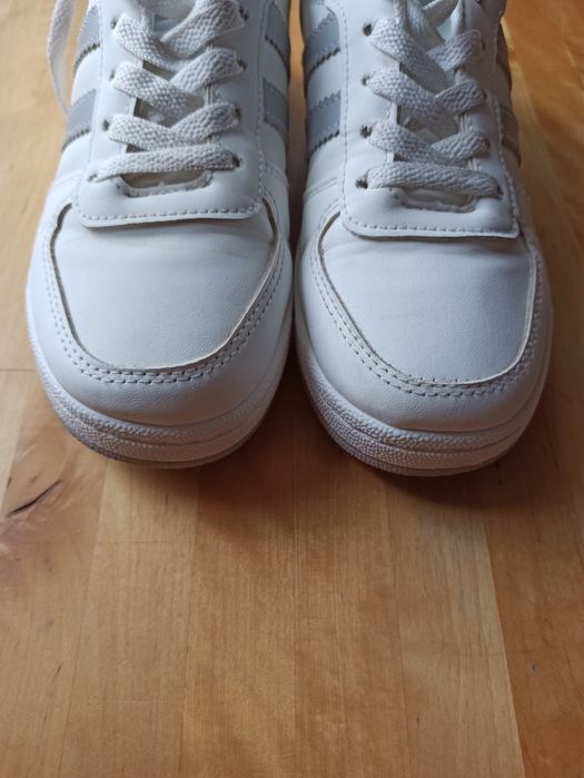 Białe adidasy damskie