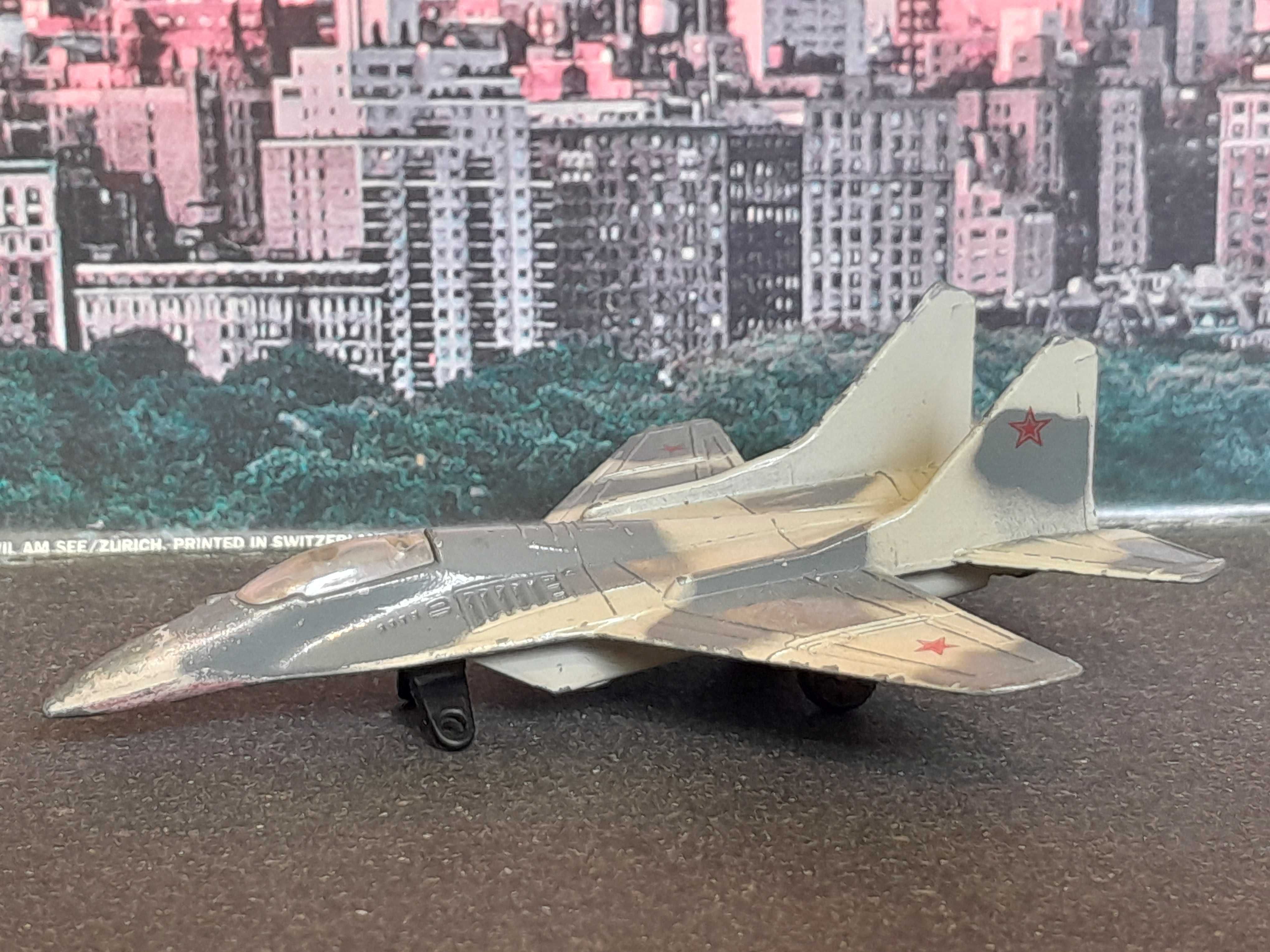 Stary metalowy model samolotu MIG-29 Fulcrum używany