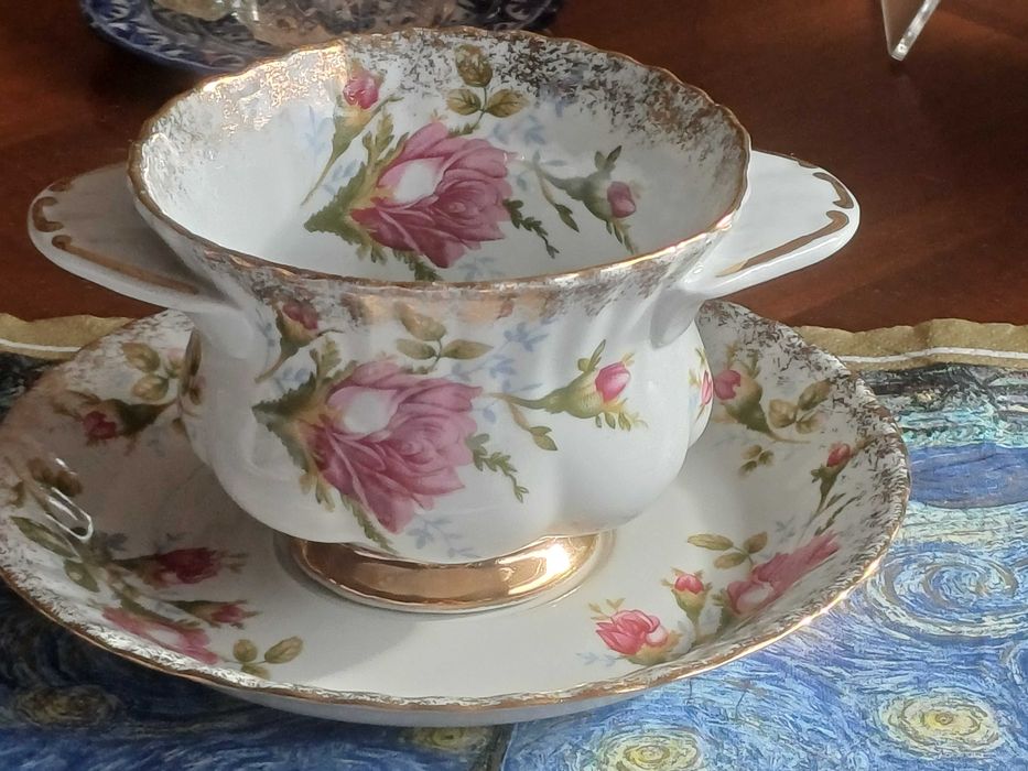 Bulionówki z talerzykami porcelana Chodzież Iwona (P.682)