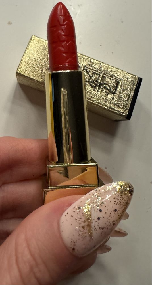 Elegancka szminka w kolorze czerwonym oryginalna YSL