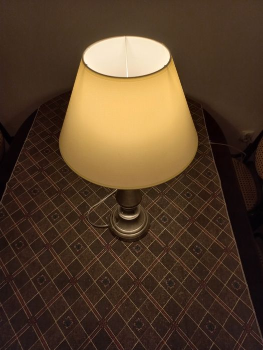 Metalowa lampa stojąca