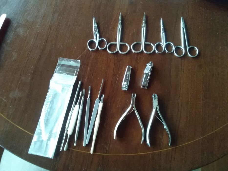 Tesouras, alicates, corta unhas e kit de manicure.