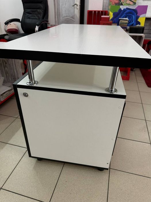 Сучасний письмовий стіл.