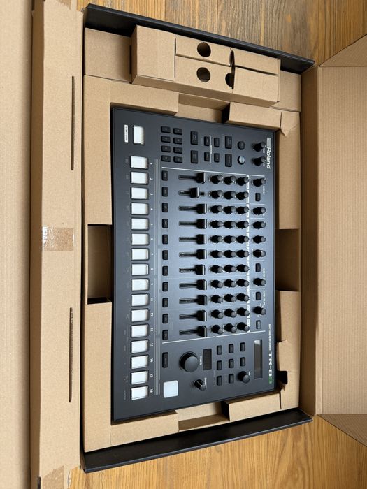 Драм-машина Roland TR-8s (open box)