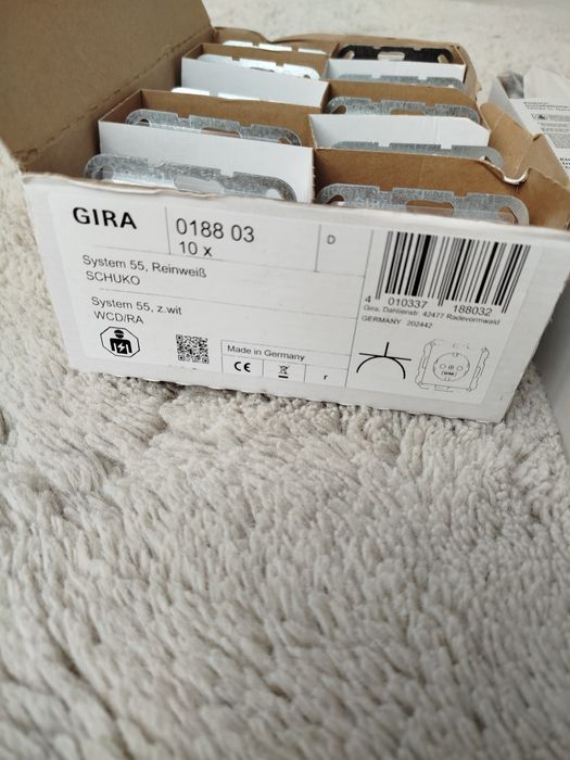 Розетка 55 білий Gira