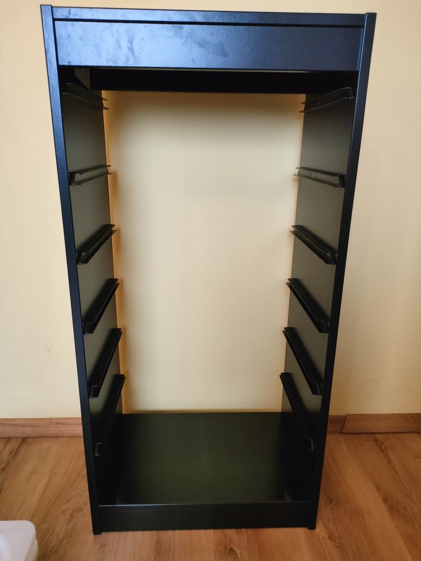 Regał trofast IKEA z pojemnikami