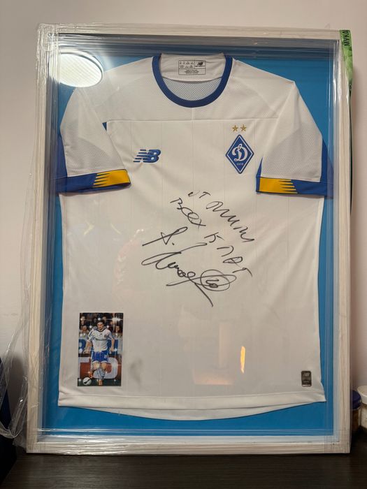 Футболки Динамо Киів з автографами в рамці