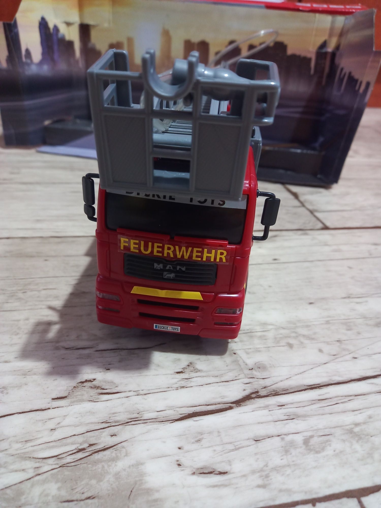 Wóz strażacki Dickie Toys z sygnalizacją świetlno-dzwiękową