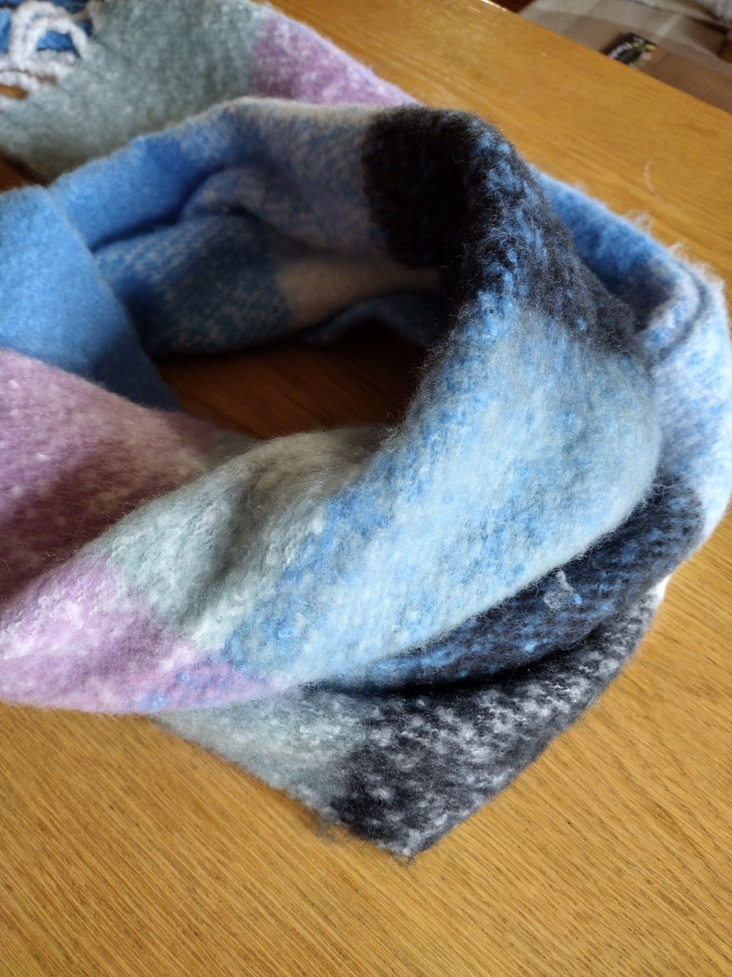 szalik z fredzlami ccc accessories nowy z metka