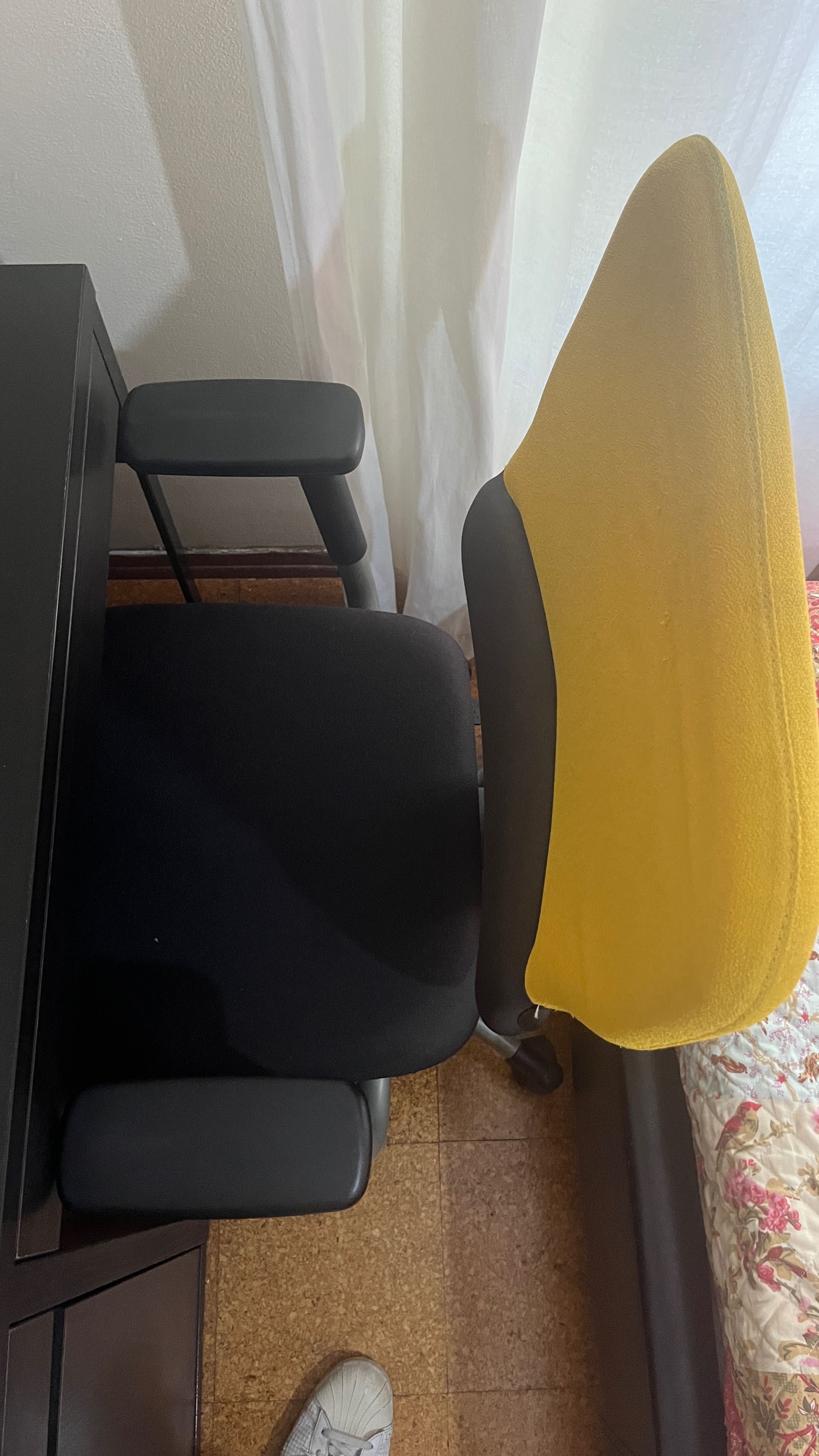 Cadeira de escritório Steelcase ergonómica preta e amarela