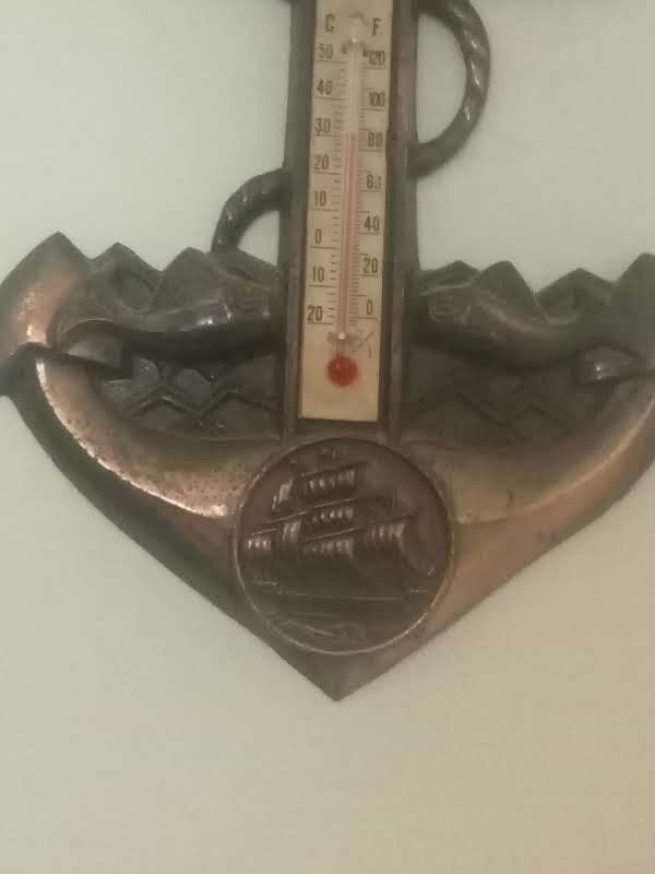 Belo termômetro em forma de âncora de metal