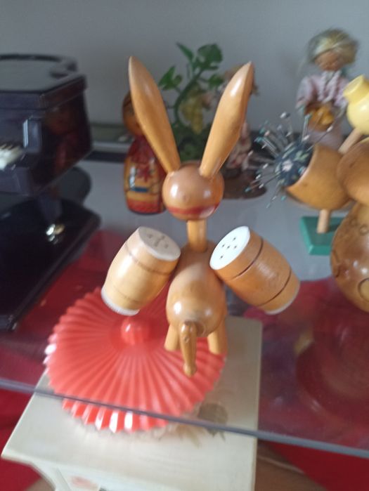 Stara figurka solniczka
