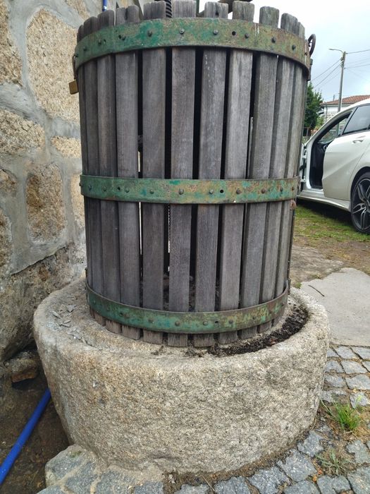 Prensa antiga com pedra