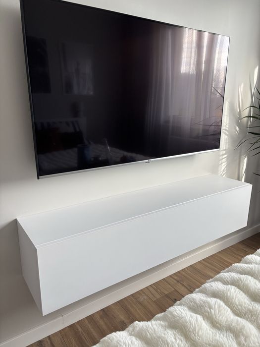 Biała szafka RTV wisząca