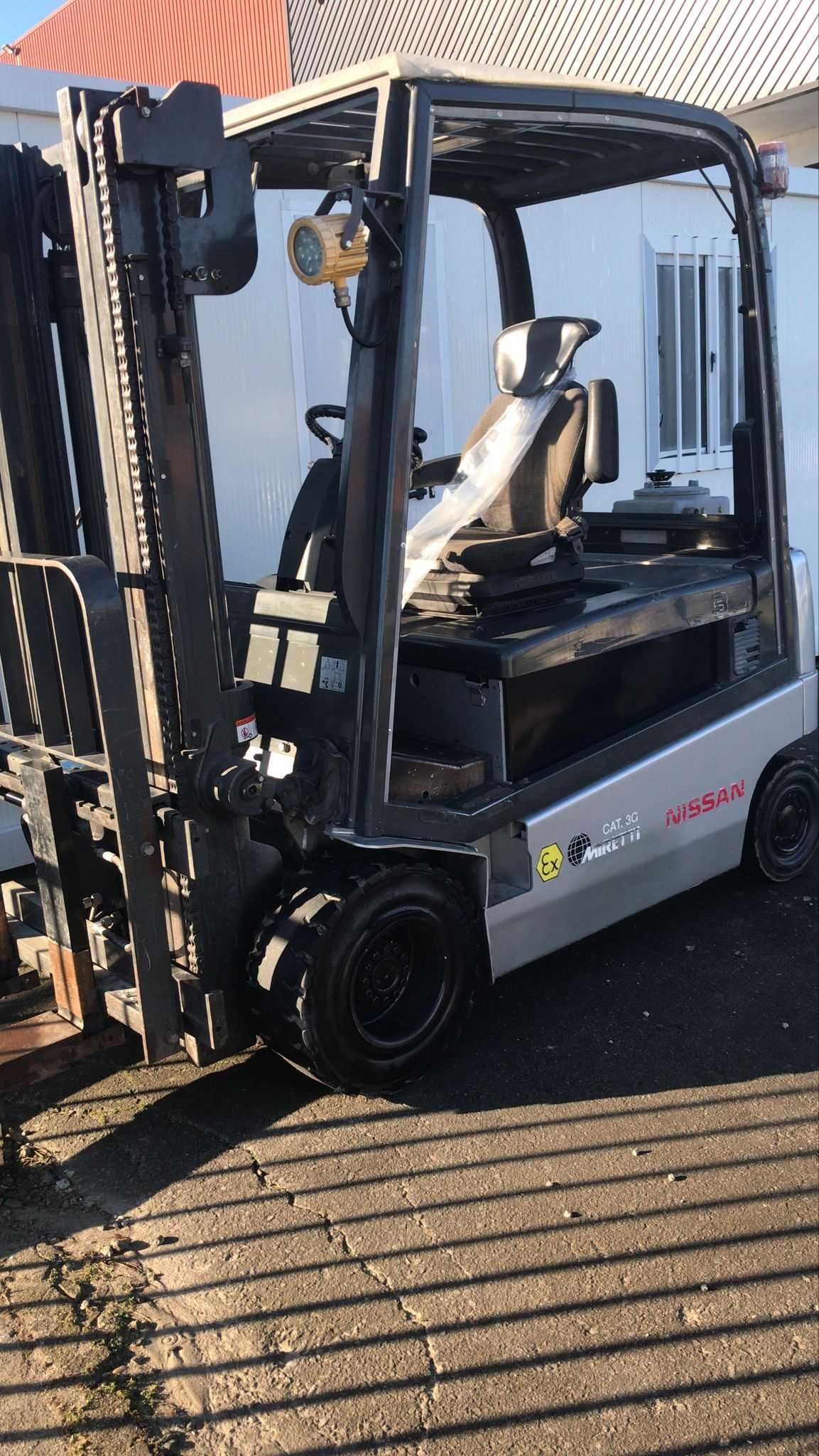 Empilhador Nissan - com bateria nova - ano 2013