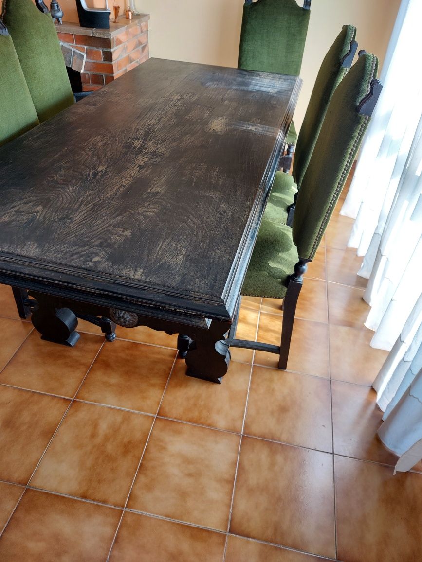 Mesa em madeira maciça e 8 cadeiras