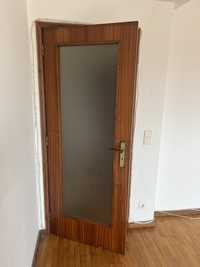 Porta de madeira com vidro
