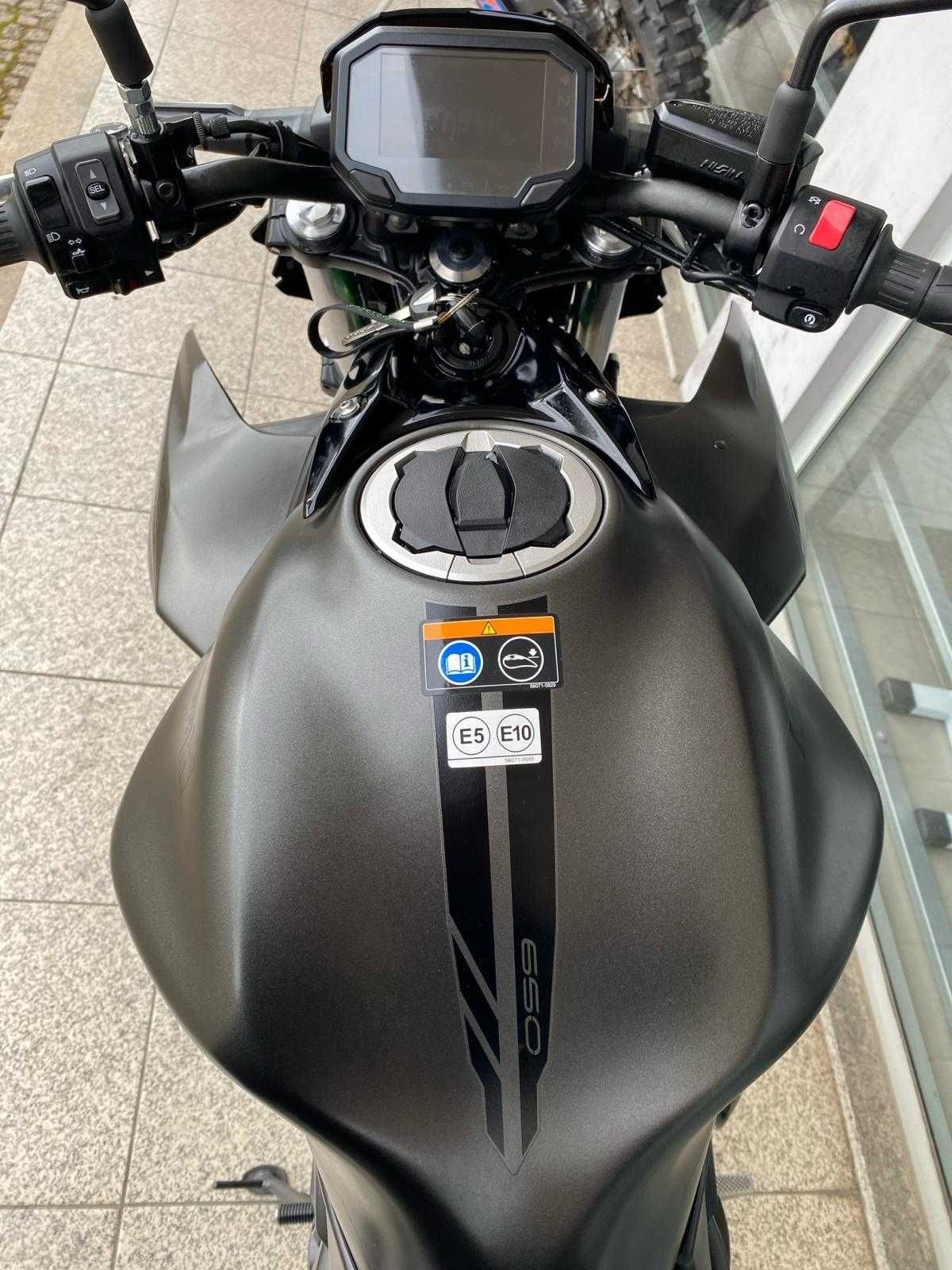 Kawasaki Z650 com 2000KM