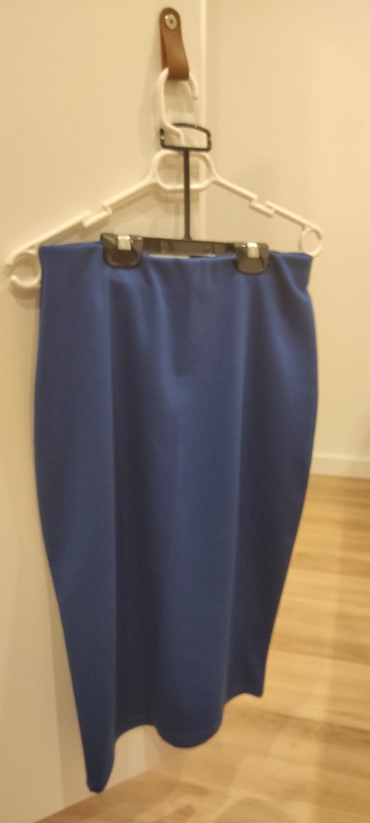 Saia azul estilo canudo.